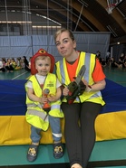 Perheryhmien ohjaajamme Suvi-Tuuli Skyttä & innokas apuohjaaja Niilo.